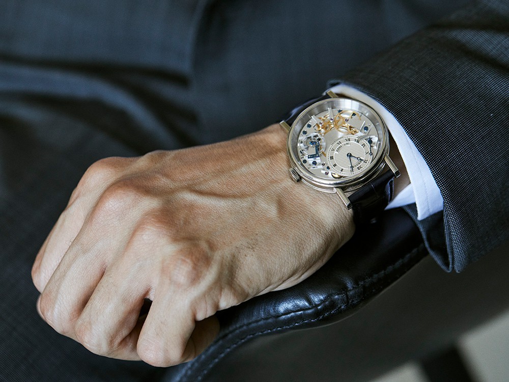 着こなしはあくまでシンプルに。ただし、時計などの小物で個性をアピールするのが中田さんのスタイルです。