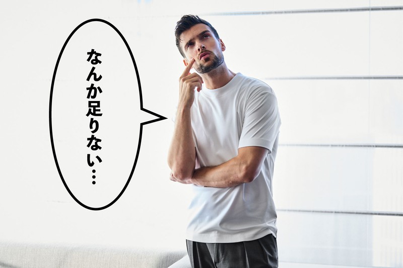 Tシャツ1万5620円／サンスペル、グレーパンツ3万7400円／ベルウィッチ（アマン）