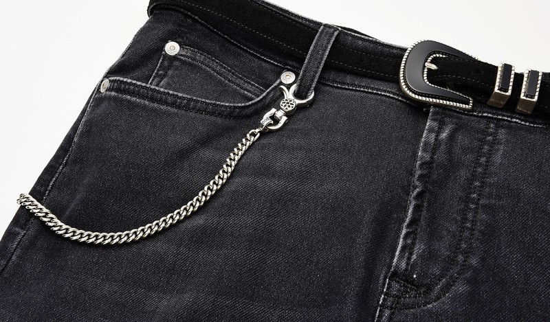 ▲ ウォレットチェーン31万7900円/グッド アート ハリウッド(ミック 恵比寿)、デニム3万5200円/ロイ ロジャース、ベルト3万3000円/アルベルト ルティ(ともにアマン)