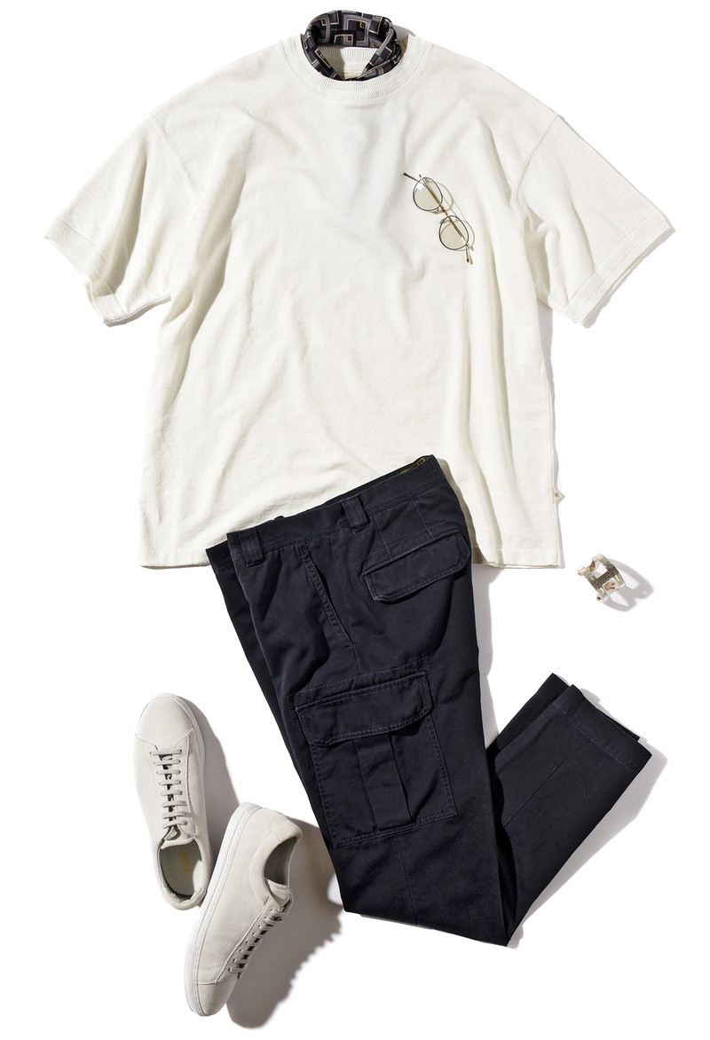 ▲ パンツ5万3900円/インコテックス(阪急メンズ大阪)、ニットTシャツ1万7600円/アンユースレス(イエリデザイン)、スカーフ2万7500円/ステファノ カウ(バインド ピーアール)、スニーカー***万円/***(シップス 銀座店)、バングル6万4900円/アダワット トゥアレグ、サングラス6万4900円/アイヴァン 7285(アイヴァン 7285 トウキョウ)