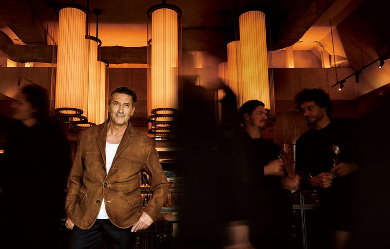 ▲ 今季注目したいのがテーラードレザーです。本作は手作業で仕上げたラムスキンスエード製。厚みがありつつしなやかで、随所のシェーディング&ワックス加工による立体的な表情も魅力です。ジャケットの品格とブルゾンのカジュアルさを併せもつテーラードレザー。タンクトップのような軽快なインナーもキマりながら、レザーならではのラグジュアリーなリッチさが主張できるのもほかにはない利点ジャケット77万円、タンクトップ20万3500円、パンツ18万7000円(すべて予価)/すべてプラダ(プラダ クライアントサービス)