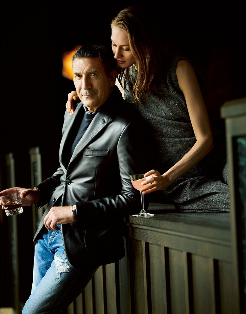 ▲ 男性●ジャケット31万9000円/ベルヴェスト(伊勢丹新宿店)、ニット4万7300円/フェデリ(トレメッツォ)、スカーフ2万7500円/ステファノ カウ(バインド ピーアール)、デニム3万7400円/トリプル ダブル(ノウン)、時計166万3200円/カルティエ(カルティエ カスタマー サービスセンター) 女性●ニット7万4800円、パンツ6万8200円/ともにプロタット(サン・フレール)