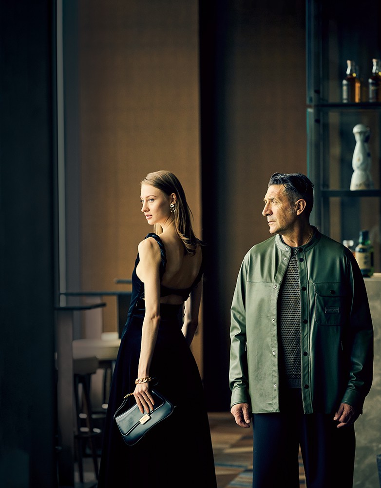 ▲ 男性●シャツ20万9000円／エンポリオ アルマーニ（ジョルジオ アルマーニ ジャパン）、ニット3万9600円、パンツ9万1300円／ともにエンポリオ アルマーニ（ジョルジオ アルマーニ ジャパン）　女性●ドレス25万3000円、バッグ4万6200円／ともにエンポリオ アルマーニ（ジョルジオ アルマーニ ジャパン）、そのほかはスタイリスト私物