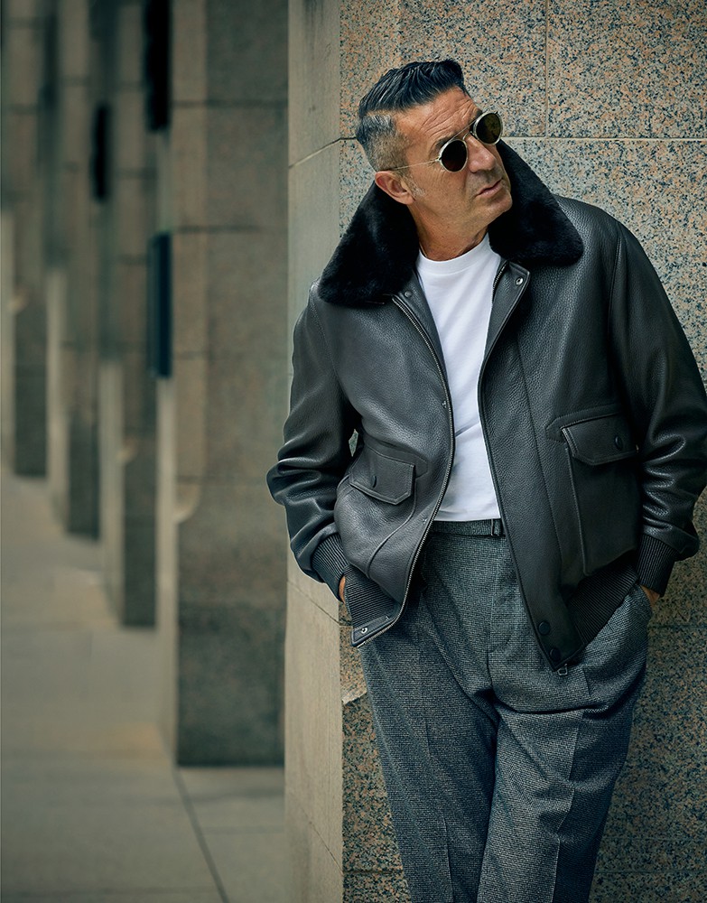 ▲ ブルゾン140万3600円、Tシャツ4万8400円、パンツは参考商品/ともにブリオーニ(ブリオーニ クライアントサービス)、サングラス6万2700円/アイヴァン 7285(アイヴァン 7285 トウキョウ)