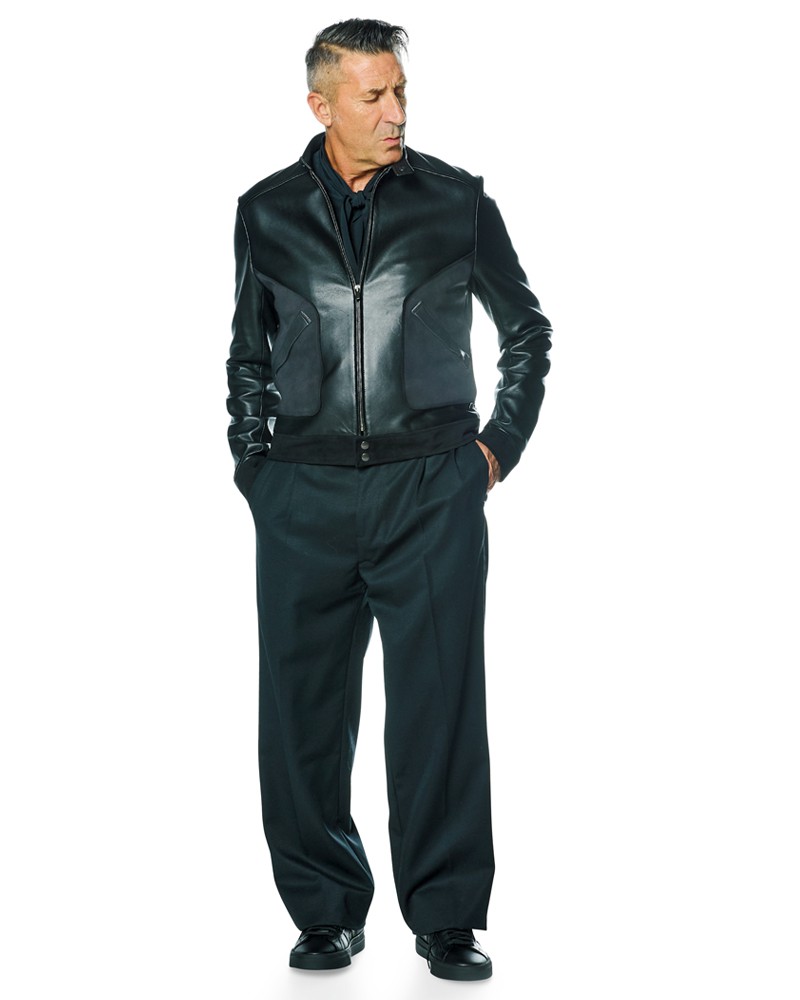 ▲ ブルゾン38万5000円/タエ アシダ(ジュン アシダ)、シャツ6万2700円/PT トリノ(PT JAPAN)、パンツ3万8500円/ビナイン(エヌエスナイン)、スニーカー11万8800円/サントーニ(リエート)