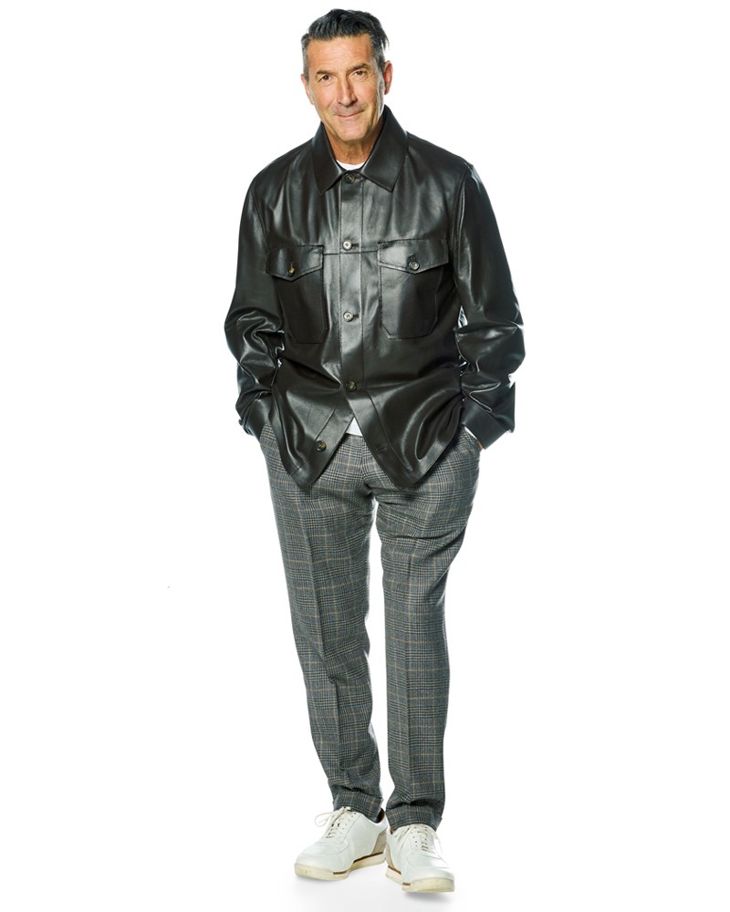 ▲ シャツ66万3300円/トッズ(トッズ・ジャパン)、Tシャツ1万6500円/ヴィルーム(コロネット)、パンツ5万8300円/PT トリノ(PT JAPAN)、スニーカー15万5100円/ジョンロブ(ジョン ロブ ジャパン)