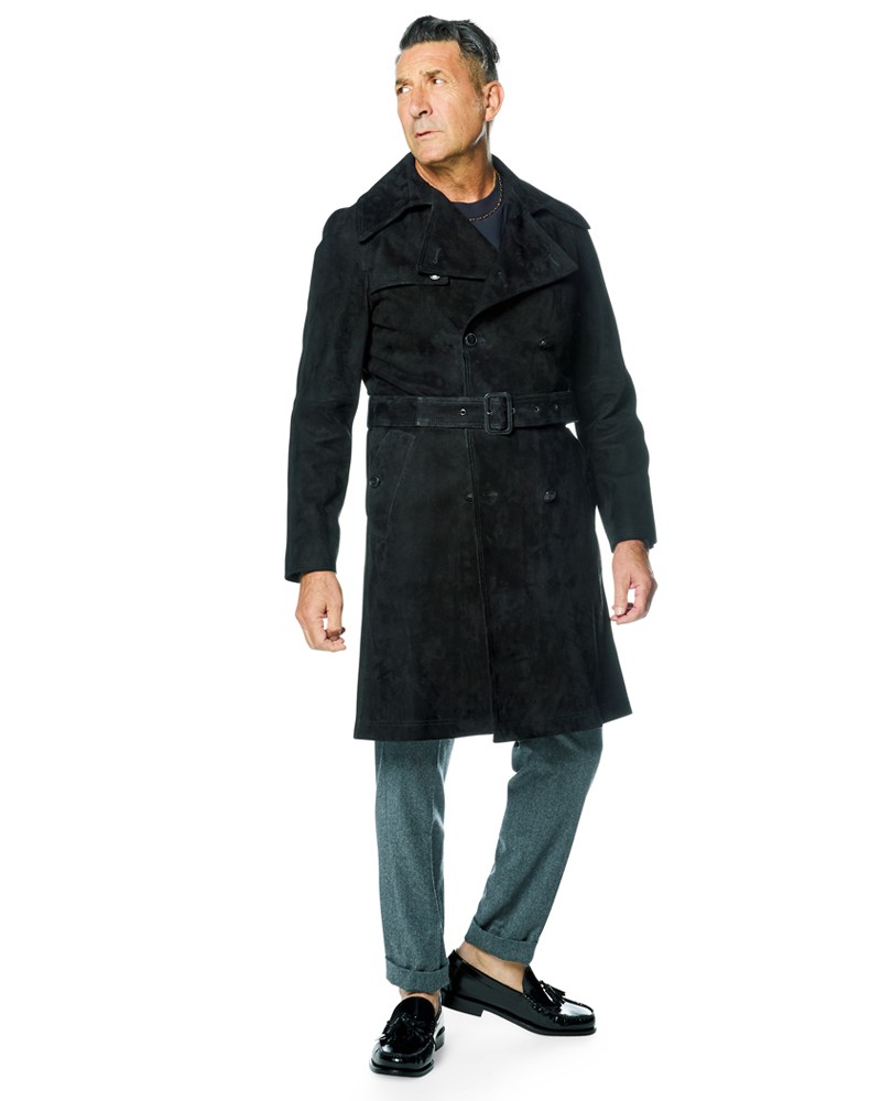 ▲ コート44万円/1945CA(ストラスブルゴ カスタマーセンター)、カットソー2万900円/マッキントッシュ(マッキントッシュ ギンザシックス店)、パンツ4万2900円/ブリリア 1949(トヨダトレーディング プレスルーム)、シューズ4万8400円/セサ フットウェア(ノウ ショールーム)、ネックレス12万2000円/ビジュピコ(ビジュピコ 上野御徒町本店)