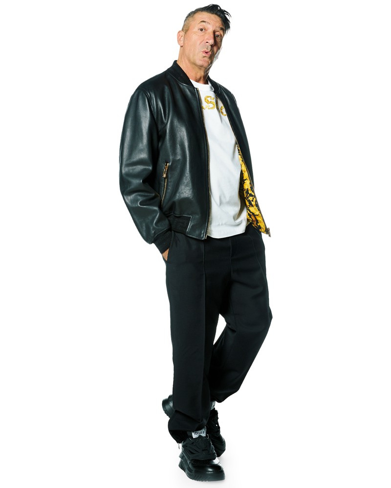 ▲ ブルゾン45万7600円/ヴェルサーチェ(ヴェルサーチェ ジャパン)、Tシャツ12万2100円、パンツ14万5200円、スニーカー12万4300円/すべてヴェルサーチェ(ヴェルサーチェ ジャパン)