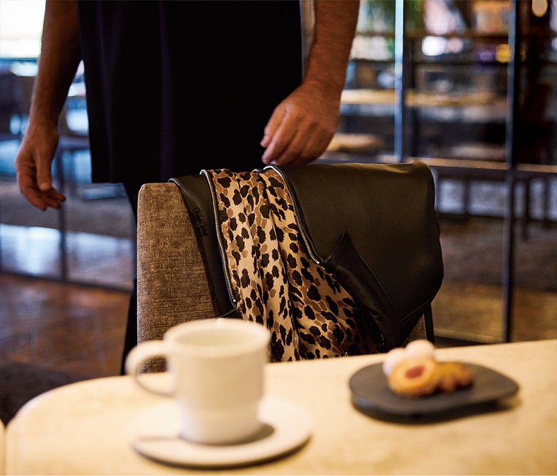 ブルゾン19万3600円/ワコマリア(パラダイストウキョウ)、Tシャツ9900円/ワコマリア(パラダイストウキョウ)、デニム6万9300円/ヤコブ コーエン(ヤコブ コーエン 東京ミッドタウン店)、ブレスレット307万円/ビジュピコ(ビジュピコ 上野御徒町本店)