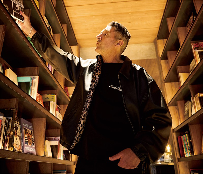 ブルゾン19万3600円/ワコマリア(パラダイストウキョウ)、Tシャツ9900円/ワコマリア(パラダイストウキョウ)、デニム6万9300円/ヤコブ コーエン(ヤコブ コーエン 東京ミッドタウン店)、ブレスレット307万円/ビジュピコ(ビジュピコ 上野御徒町本店)