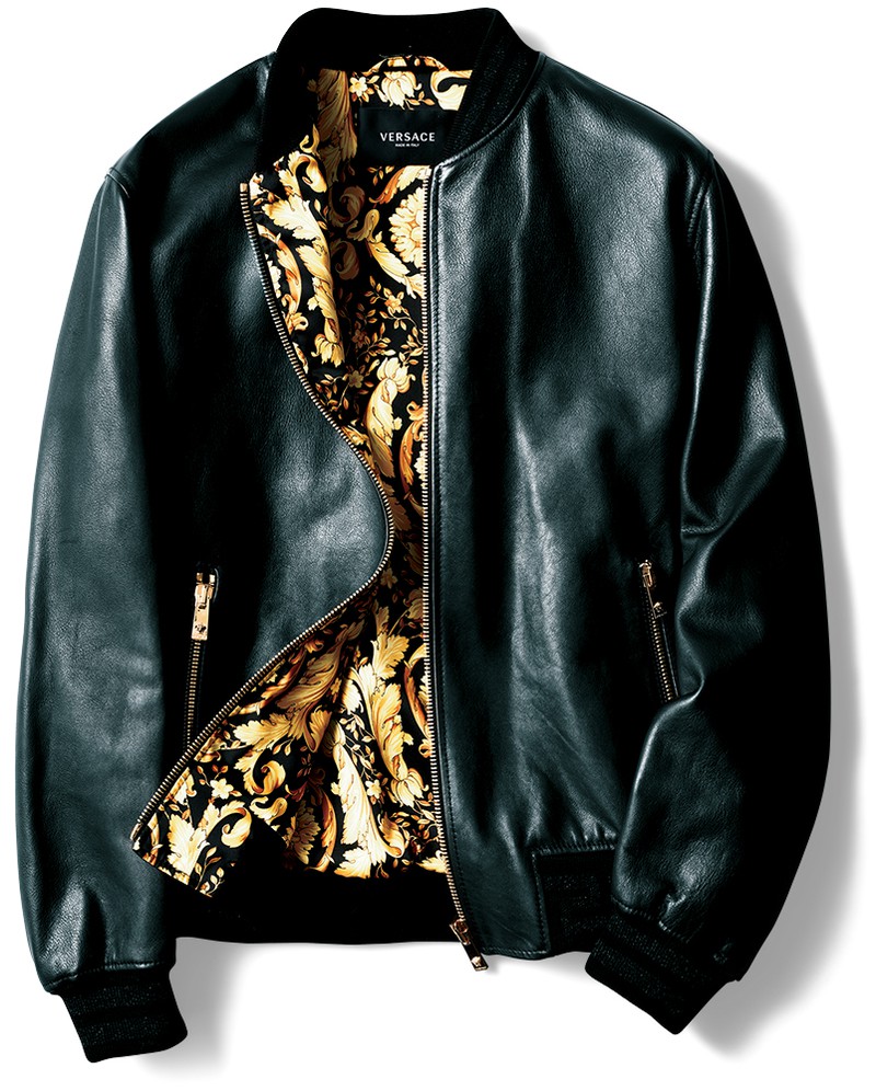 ▲ ブルゾン45万7600円/ヴェルサーチェ(ヴェルサーチェ ジャパン)、Tシャツ12万2100円、パンツ14万5200円、スニーカー12万4300円/すべてヴェルサーチェ(ヴェルサーチェ ジャパン)