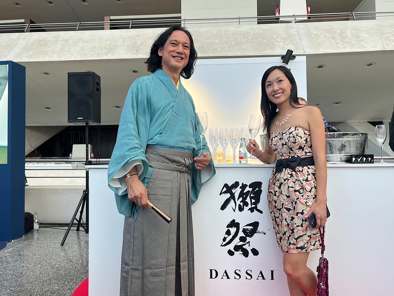 コラムニストの中村孝則さん（右＠officedandynakamura）とデジタルクリエイターのメリッサさん（左＠supertastermel）。