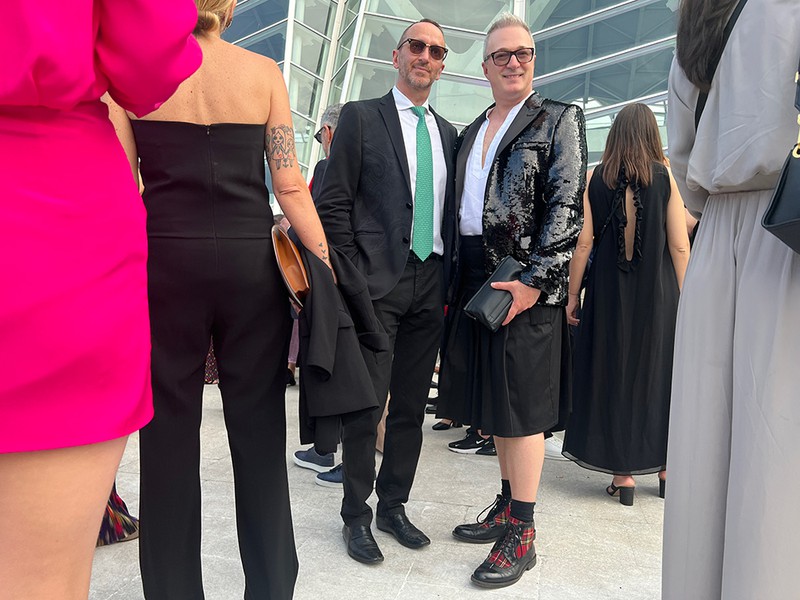 ロンドン在住のイヴァンさん（右＠ivan_crispo）と『FOOD & WINE Italia』編集長のフェデリコ・ディ・チェザーレ・ヴィオラさん（左@fededecesareviola）。イヴァンさんが最近印象に残ったレストランは、イタリア・トスカーナの「Lux Lucis」。