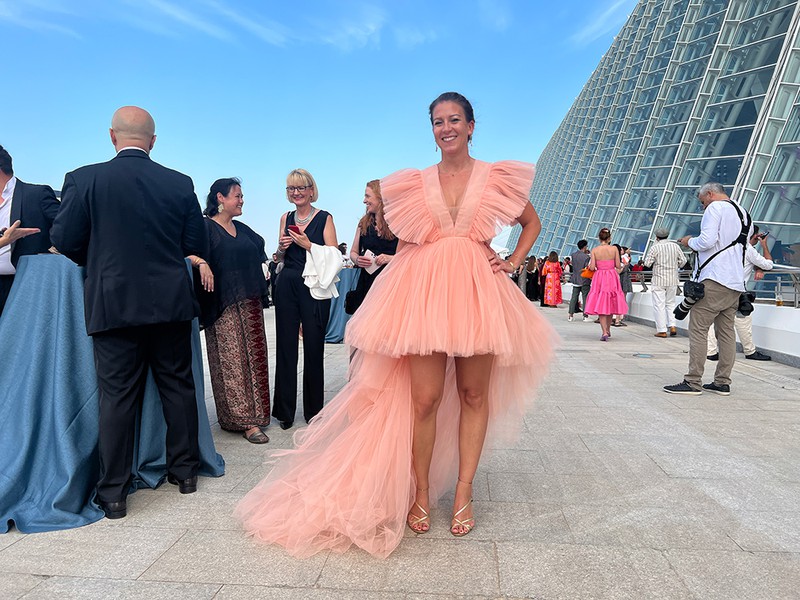 ドバイ在住のフーディー、ノーハさん（@comme.des.gourmets）。ともにドバイにある46位の「Orfali Bros」と11位の「Tresind studio」へは何度も訪れたことがあり、「ドバイを訪れるなら絶対に外せないレストランですよ」とお薦めする。