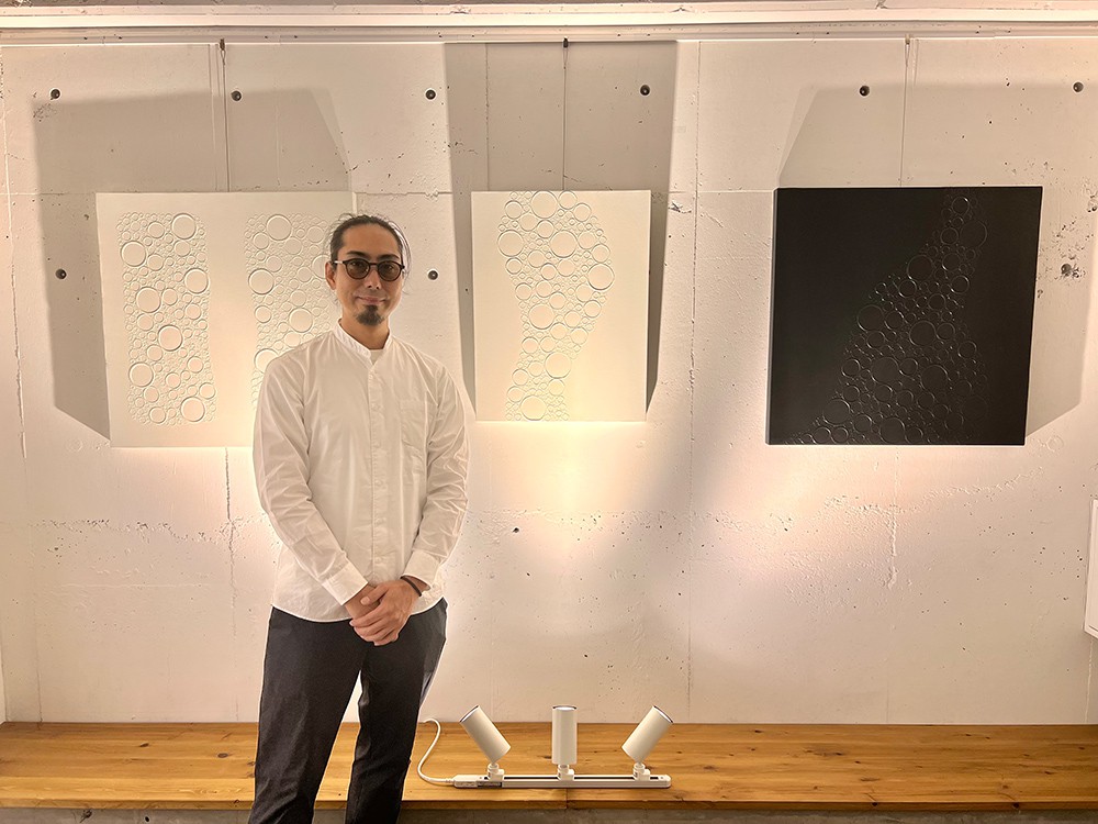 岡本直哲氏。2004年の渡米後、アートの製作を開始。他に類を見ない独自のスタイル“バブルアート”を確立しました。
