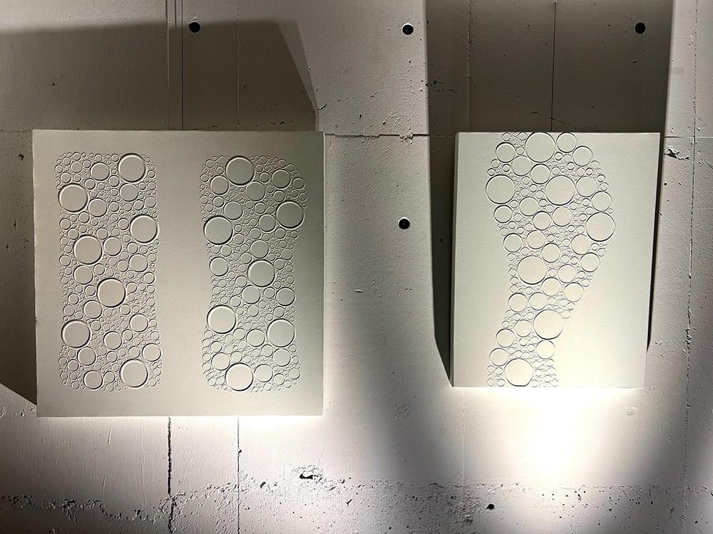 本作が岡本氏が生み出した“バブルアート”。その技法は謎に包まれます。