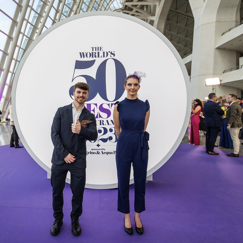 今年のアワードのデザインイメージに合わせて作られたスタッフの衣装も素敵でした。女性のヘッドピースはバレンシアを拠点とするクリエイティブ集団「signne」が製作。