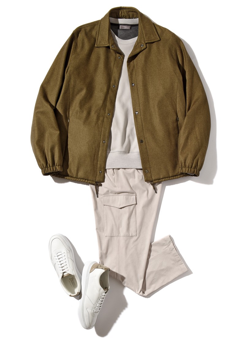 ▲ コーチジャケット25万3000円、プルオーバー10万4500円、パンツ4万9500円、スニーカー5万3900円/すべてヘルノ(ヘルノ・ジャパン)