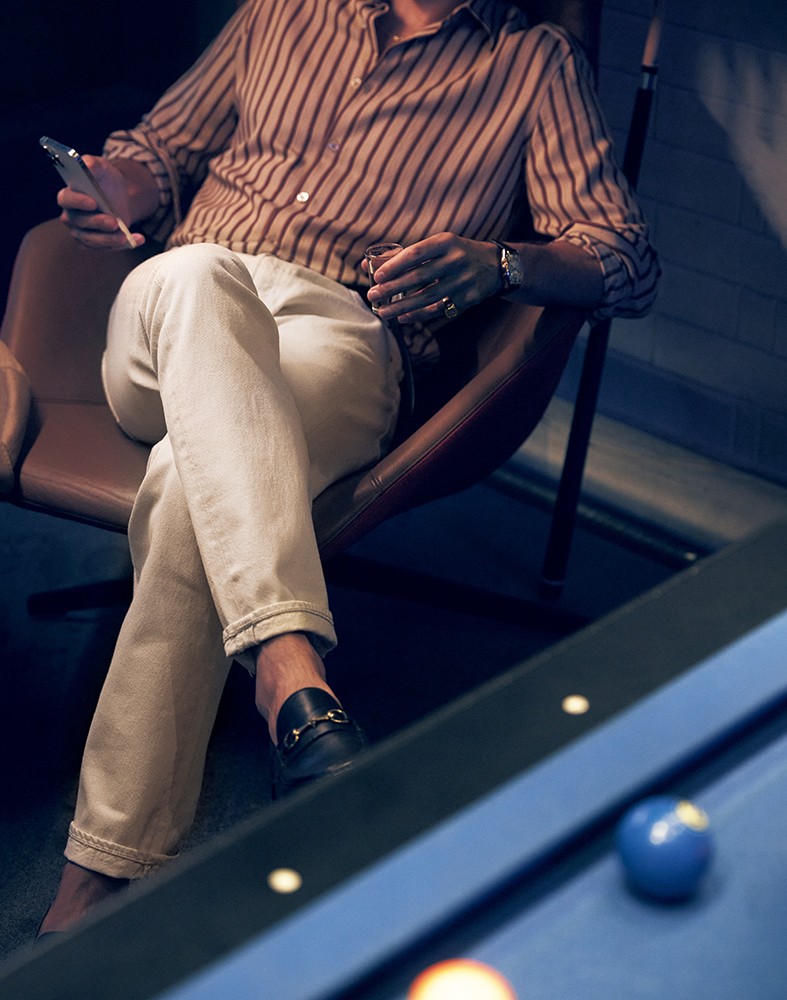 ▲ デニム1万4300円／リーバイス®（セプティズ）、シャツ4万6200円／ピーティー トリノ（PT JAPAN）、ベルト4万1800円／イル ミーチョ（トレメッツォ）、ネックレス27万5000円、リング45万6500円／ともにシンパシー・オブ・ソウル（S.O.S fp 恵比寿本店）、時計506万円／フランク ミュラー（フランク ミュラー ウォッチランド東京）、靴4万2900円／イル モカシーノ（ビームス 六本木ヒルズ）