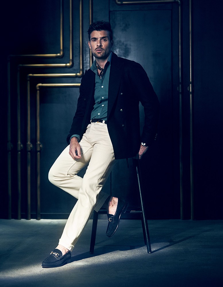 ▲ デニム5万7970円／ドレイクス（シップス インフォメーションセンター）、ジャケット12万6500円／リングヂャケット（デザインワークス 銀座店）、シャツ2万4200円／トゥモローランド、スカーフタイ1万1000円／ロバートフレイザー（アイネックス）、ベルト4万1800円／イル ミーチョ（トレメッツォ）、時計268万4000円／ゼニス、靴13万2000円／エンツォ ボナフェ（ビームス 六本木ヒルズ）