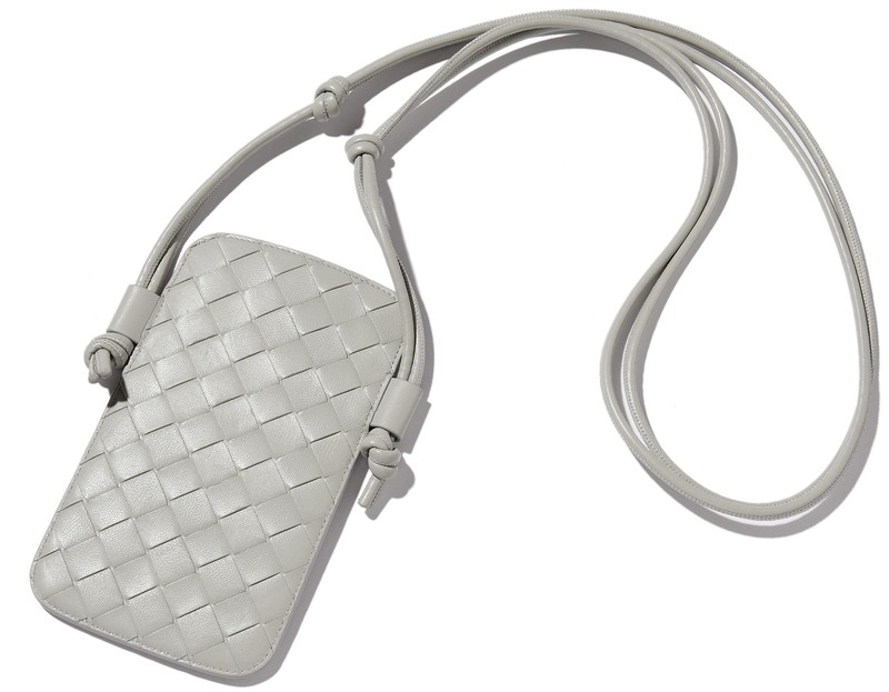 ▲ スマホケース[W11×H19cm]12万1000円／ボッテガ・ヴェネタ(ボッテガ・ヴェネタ ジャパン)