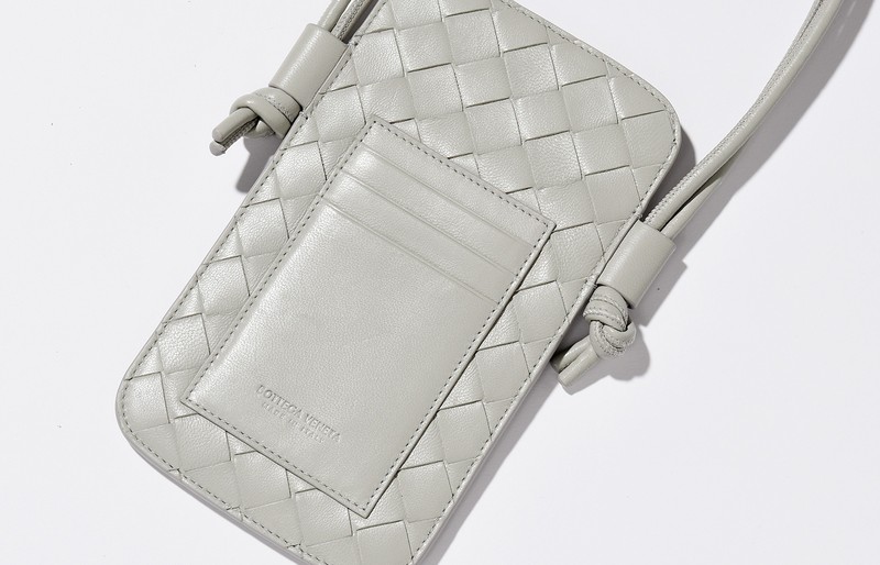 ▲ スマホケース[W11×H19cm]12万1000円／ボッテガ・ヴェネタ(ボッテガ・ヴェネタ ジャパン)