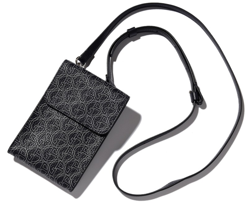 ▲ スマホケース[W10.5×H16.5×D2cm]10万2300円／ジョルジオ アルマーニ(ジョルジオ アルマーニ ジャパン)