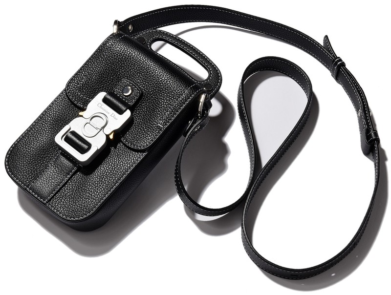 ▲ スマホケース[W11×H22.2×D3.2cm]24万5300円／ディオール(クリスチャン ディオール)