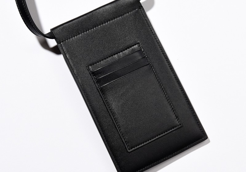 ▲ スマホケース[W11×H20cm]7万5900円／ヴァレンティノ ガラヴァーニ（ヴァレンティノ インフォメーションデスク）