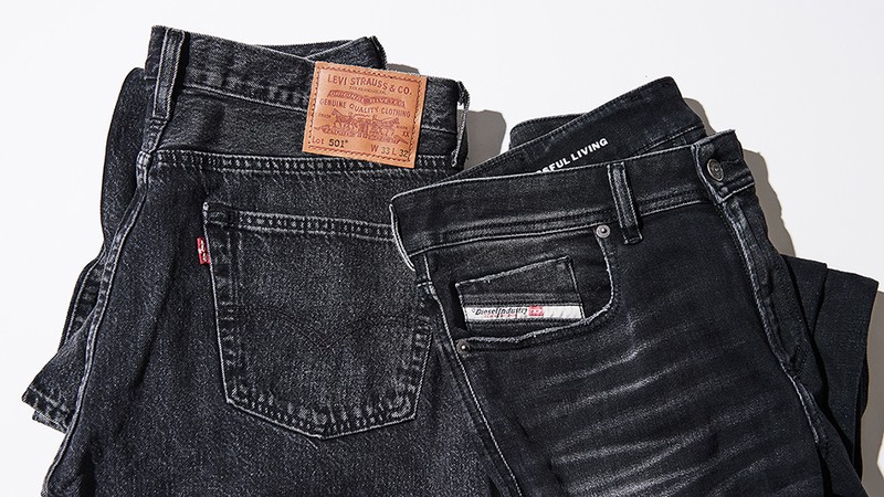 左デニムパンツ1万4300円/リーバイス(リーバイ・ストラウス ジャパン)、右●デニムパンツ4万700円/ディーゼル(ディーゼル ジャパン)