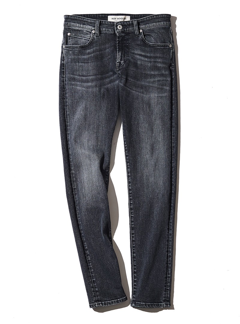 デニムパンツ3万5200円/ロイ ロジャース(アマン)