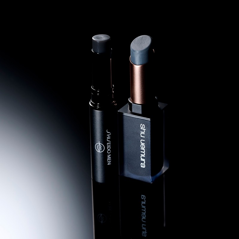 左:「SHISEIDO メン モイスチャライジング リップ クリエイター」TINT(SPF18・PA++) 2750円/SHISEIDO(SHISEIDO MEN) 右:「シュウ ウエムラ ルージュ アンリミテッド ブラック マット バーム」 4070円/シュウ ウエムラ