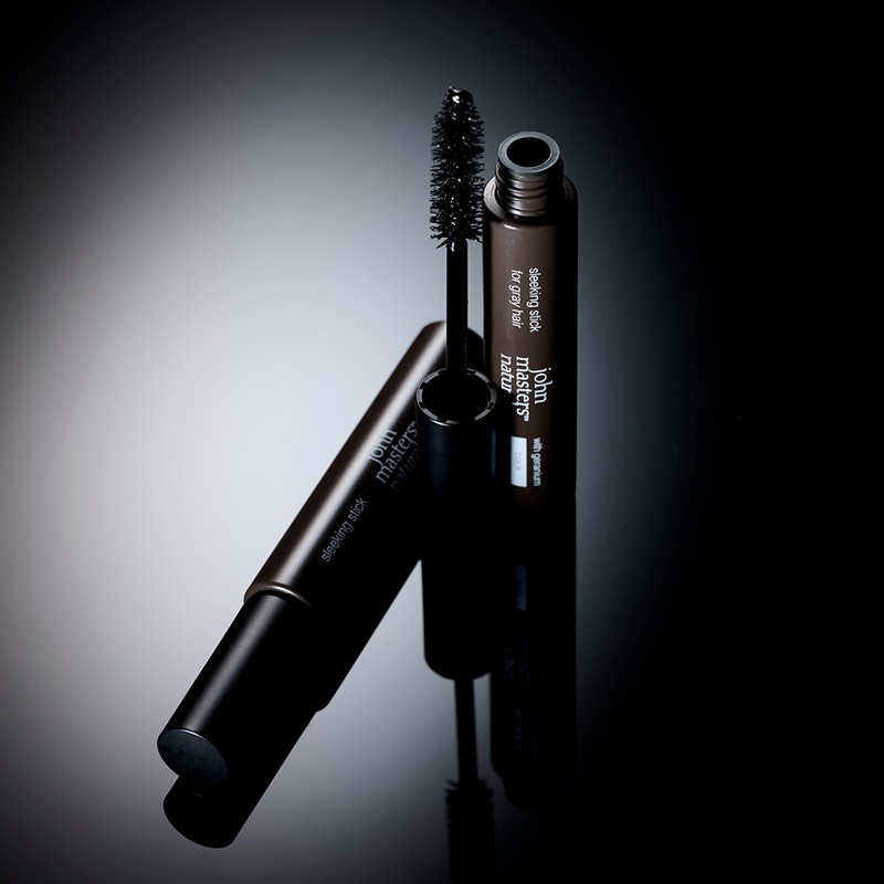 右:「ジョンマスターオーガニック スリーキングスティックフォーグレイヘアBLK」(15g) 2860円、左:「同 スリーキングスティック」(15g) 2530円/ジョンマスターオーガニック