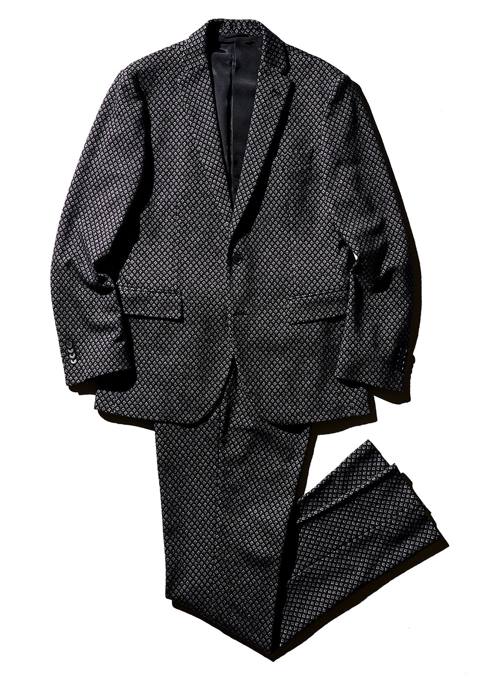 ジャケット6万7100円、パンツ3万8500円/ともにジョゼフ(オンワード樫山 お客様相談室)