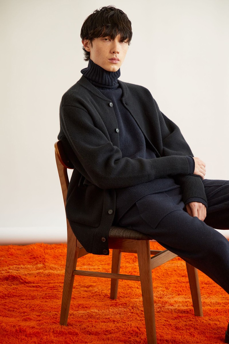 ブルゾン24万2000円、タートルネックニット9万200円、パンツ8万8000円／すべてピセア