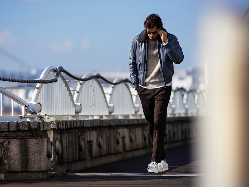 ブルゾン107万2500円、ニット26万4000円、Tシャツ8万1400円、サングラス8万4700円、スニーカー19万3600円、パンツは参考商品/ベルルッティ(ベルルッティ・インフォメーション・デスク)、時計125万4000円/ゼニス、ソックスはスタイリスト私物