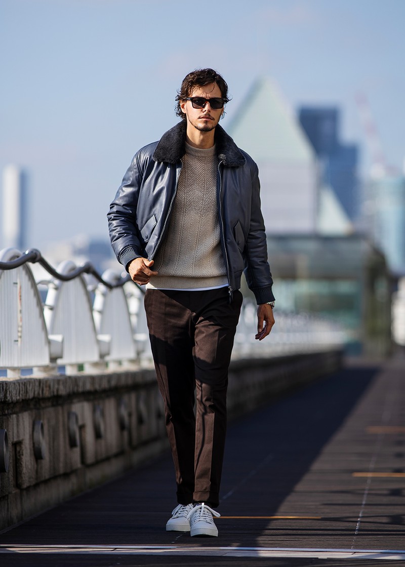 ブルゾン107万2500円、ニット26万4000円、Tシャツ8万1400円、サングラス8万4700円、スニーカー19万3600円、パンツは参考商品/ベルルッティ(ベルルッティ・インフォメーション・デスク)、時計125万4000円/ゼニス、ソックスはスタイリスト私物