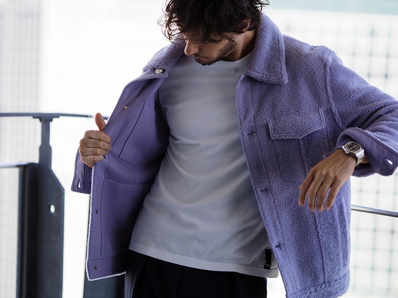 ブルゾン114万4000円、Tシャツ4万6200円、パンツ12万6500円、靴11万8800円/すべてフェンディ(フェンディ ジャパン)、時計107万8000円/ゼニス