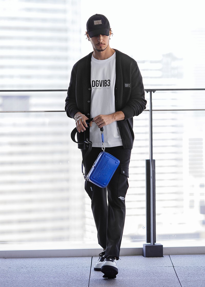 カーディガンは上と同じ。Tシャツ8万9100円、パンツ15万1800円、キャップ7万2600円、バッグ21万1200円、ブレスレット7万3700円、靴10万3400円/ドルチェ&ガッバーナ(ドルチェ&ガッバーナ ジャパン)
