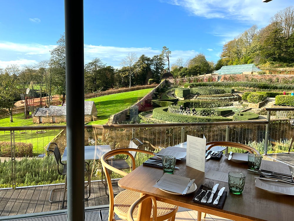 The Newt in Somerset 「ガーデン・カフェ」から眺める「パラボラ」。