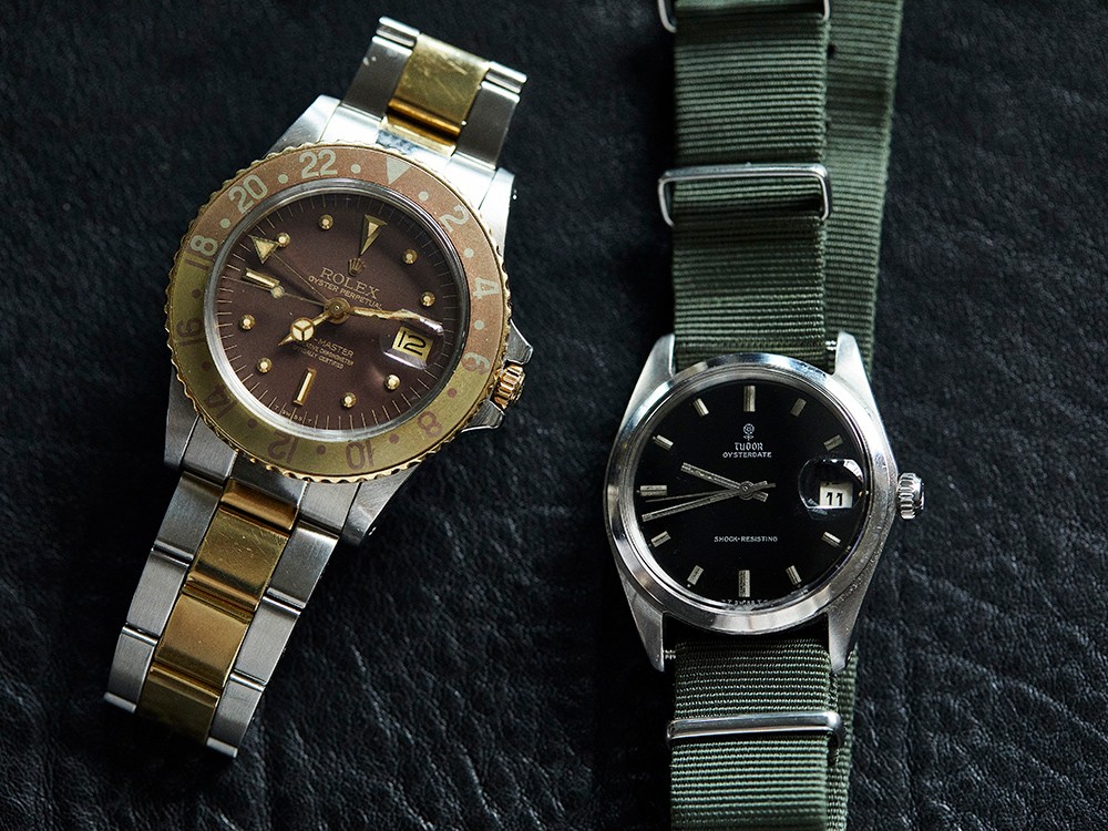 時計コレクター 原 健介 左／ブランウとゴールドのベゼルカラーがポイントのGMTマスターRef.1675/3。1960年～1979年頃の製造モデル。個性的なコンビカラーだが特に使いにくいことはないと原さん。右／こちらは最近知りあいに紹介された「ファイアーキッズ」というヴィンテージショップで購入したチューダー。1966年製の「小薔薇」は手巻きの33㎜ケース。ほとんど原さんの奥様が使用しているとのこと。