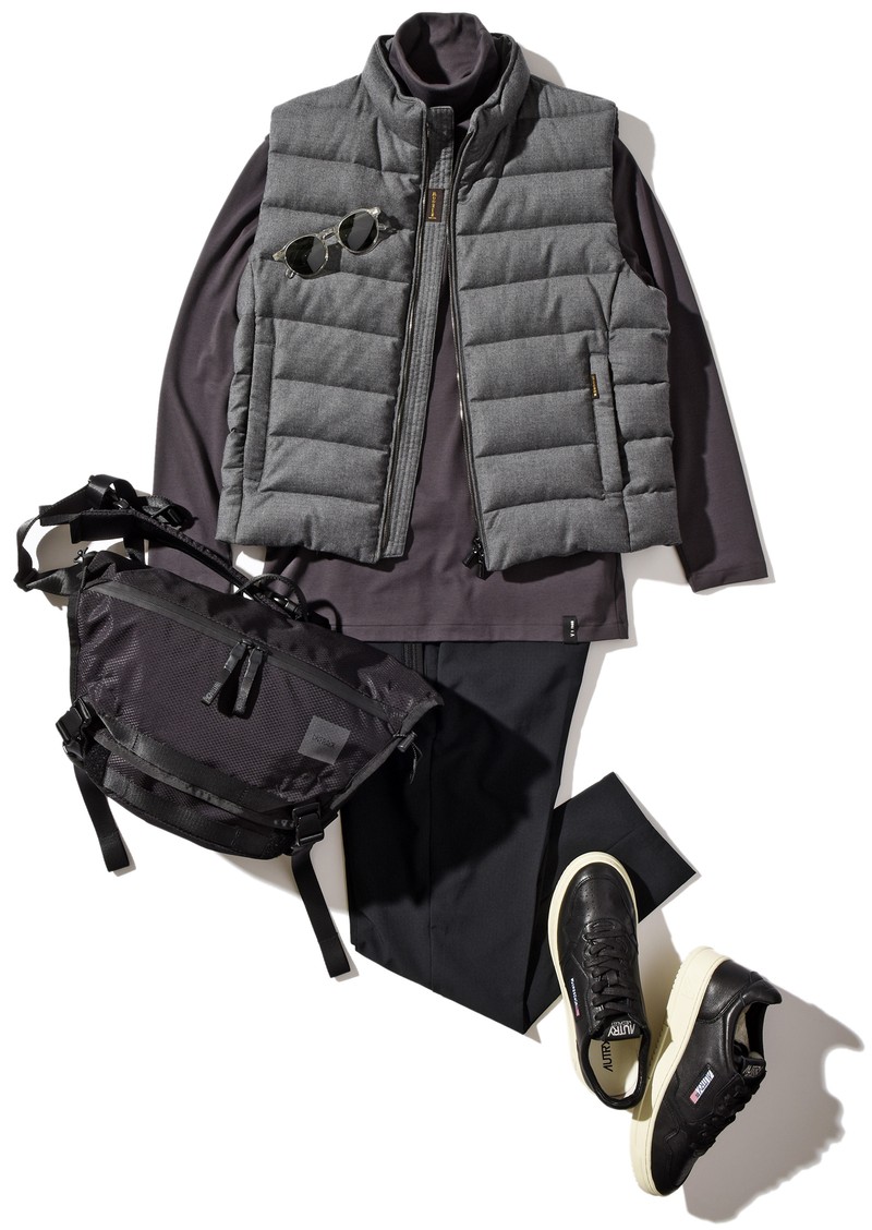 ▲ バッグ2万6400円/アントラック(エース)、ダウンベスト18万4800円/ムーレー、カットソー1万6280円/ヴィルーム(ともにコロネット)、パンツ2万4200円/アウール(アウール阪急メンズ大阪)、サングラス4万6200円/モスコット(モスコット トウキョウ)、スニーカー4万700円/オートリー(トヨダトレーディング プレスルーム)