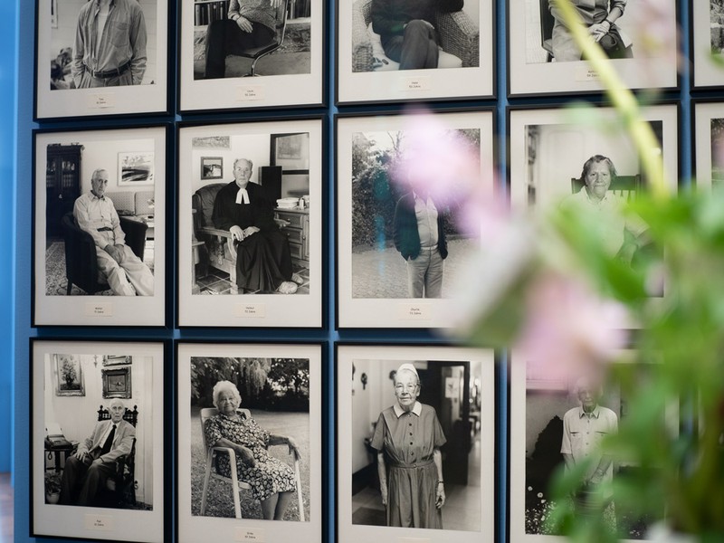 ▲ こちらも前出の油彩と同様に、ハンス＝ペーター・フェルドマンの作品「100年」。0歳から100歳までの101人の写真がズラリと並ぶこの作品は、被写体は違うものの、100年の人生に思いを馳せずにはいられません。ちなみに、作者の依頼で、この作品を展示する際には被写体への思いを込めて花を必ず飾って欲しいとのこと。そこもまたコンセプチュアルです。