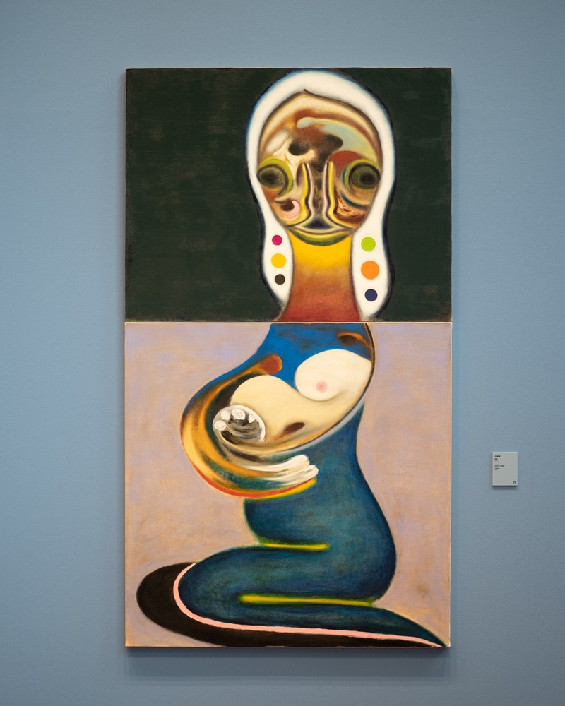 ▲ 加藤 泉（1969〜）による「無題」（2020）。2枚のキャンバスがつながった本作は、上は女性の顔、下は赤ちゃんを抱く身体のように見えます。でもこの絵、実際に見ると、顔が荒野や崖のようにも見えてきます。そして、赤ちゃんを抱いているのに物悲しくも見えるのはなぜなのでしょう……。