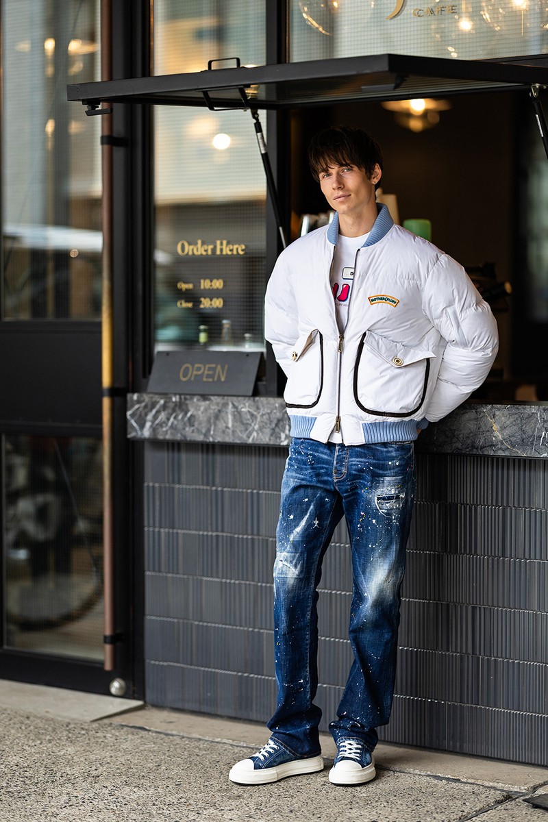 デニム14万3000円、ブルゾン21万6700円、Tシャツ7万400円、靴11万1100円/すべてディースクエアード(スタッフ インターナショナル ジャパン クライアントサービス)
