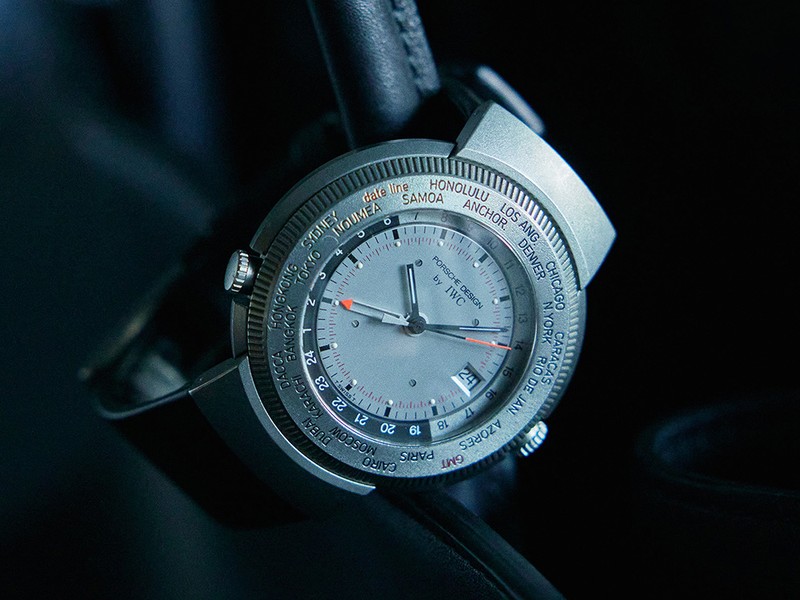約30年ほど前に購入したポルシェデザイン by IWCワールドタイム。ベゼルとインナーリングの組み合わせでワールドタイムを表示し、3時位置のリューズと三角赤針にてアラームをセットする形式。