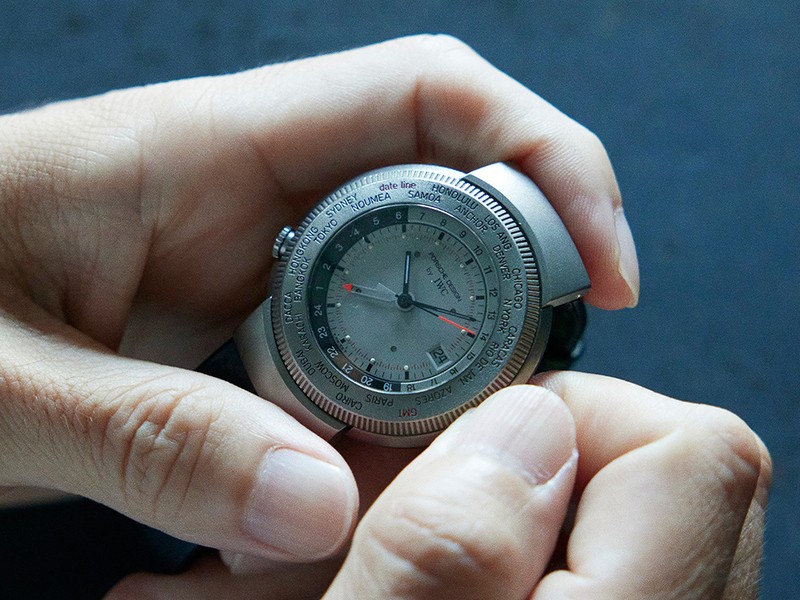 チタン製のケースとバックルが特徴のポルシェデザイン by IWC ワールドタイム。一見センター針のGMTを思わせますが、実はアラーム搭載モデル。「非常に役立つ機能でした」と村松さん。