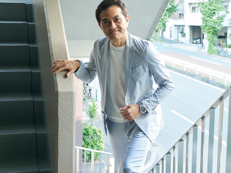 スーツもカジュアル服もネイビーやブルー系が多いという村松さん。ブルー文字盤のヴァシュロン・コンスタンタンが良く似合っています。