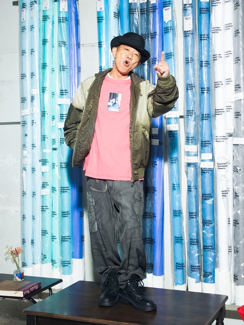 木梨憲武 × DIESEL ジャケット10万8900円、Tシャツ1万8700円、デニムパンツ5万3900円、ブーツ5万2800円/以上すべてディーゼル(ディーゼル ジャパン)、その他スタイリスト私物