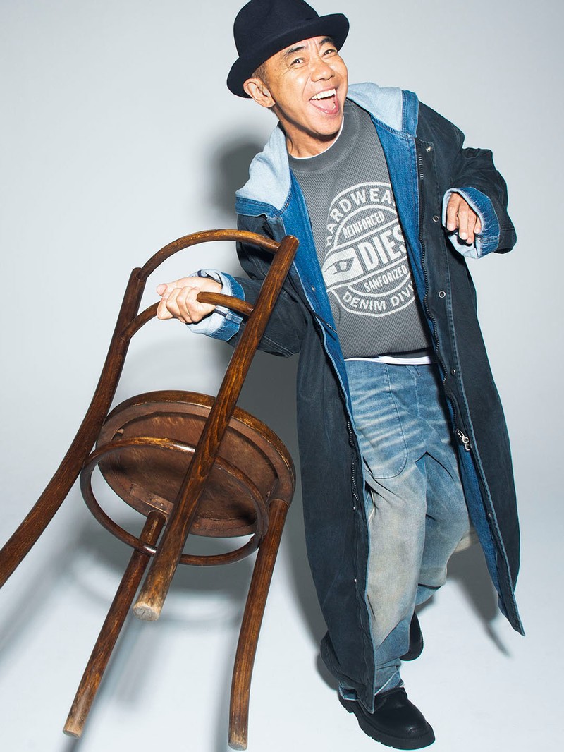 木梨憲武 × DIESEL デニムコート12万6500円、スウェット4万2900円、Tシャツ1万8700円、デニムパンツ8万1400円、ブーツ5万2800円/以上すべてディーゼル(ディーゼル ジャパン)、その他スタイリスト私物